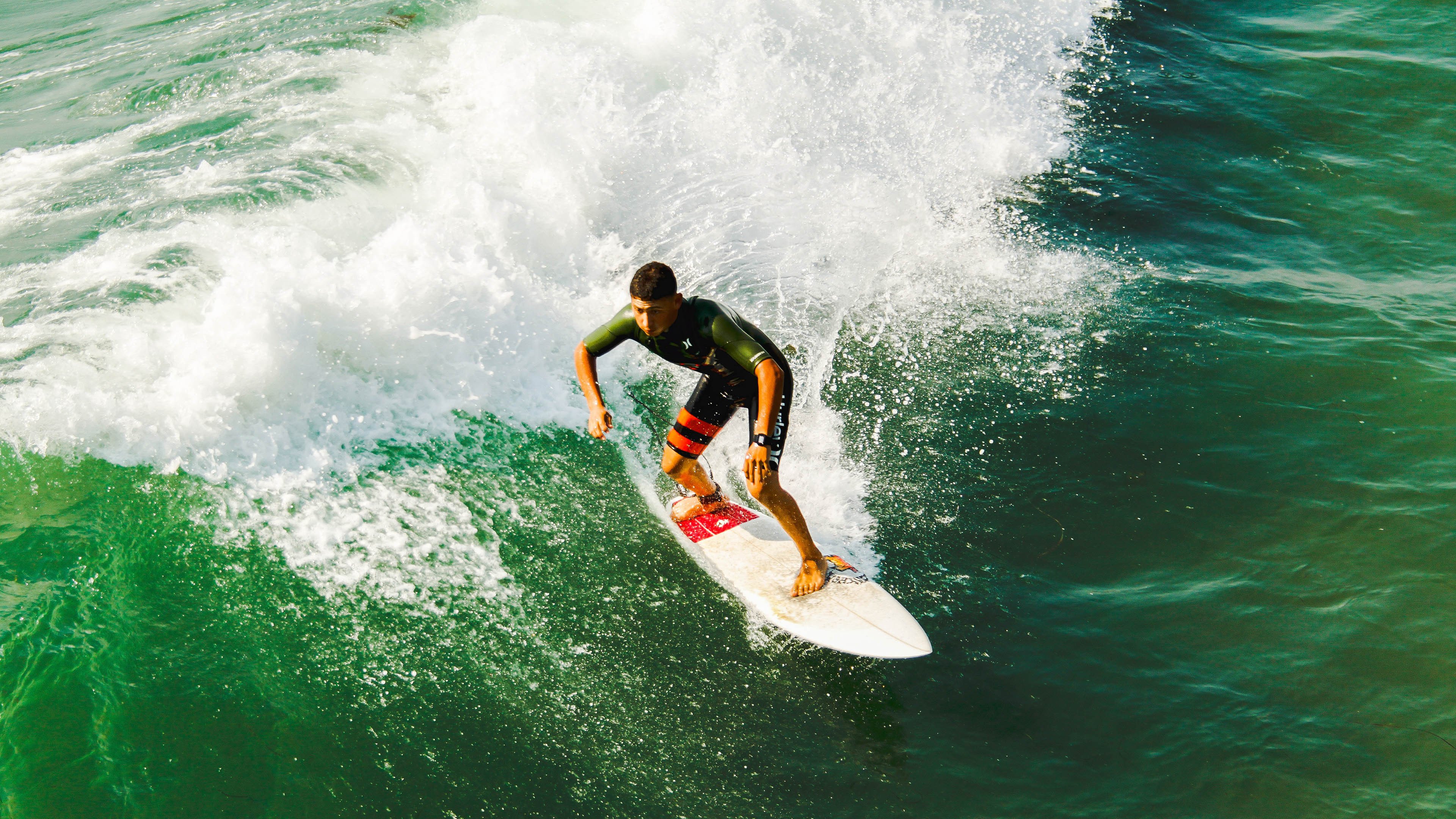 AYX SPORTS-青少年入门足球装备全面升级，安全性提升，青少年足球鞋怎么选择